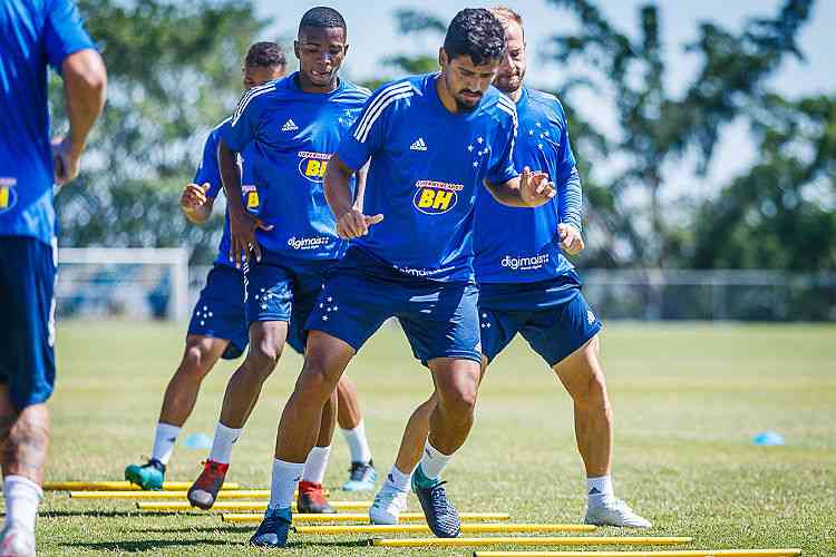Adilson solicita permanência de Ramon, que pode ser 'curinga' no Cruzeiro em 2020